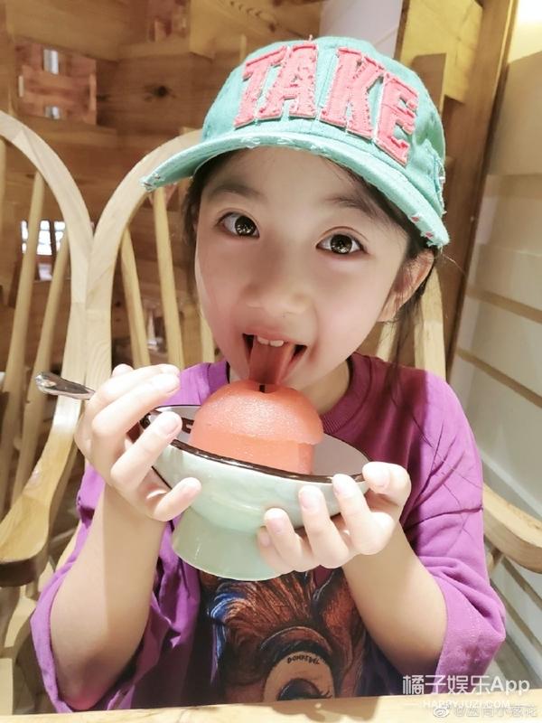 还记得《放开我北鼻》里的小葱花吗？她现在长这样
