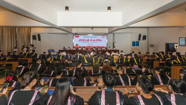 ＂明德  弘毅  博学  笃行＂湖南铁道职业技术学院校训，明德实验双语学校（青春毕业季 逐梦新征程）