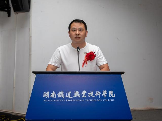 ＂明德  弘毅  博学  笃行＂湖南铁道职业技术学院校训，明德实验双语学校（青春毕业季 逐梦新征程）