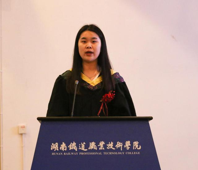 ＂明德  弘毅  博学  笃行＂湖南铁道职业技术学院校训，明德实验双语学校（青春毕业季 逐梦新征程）