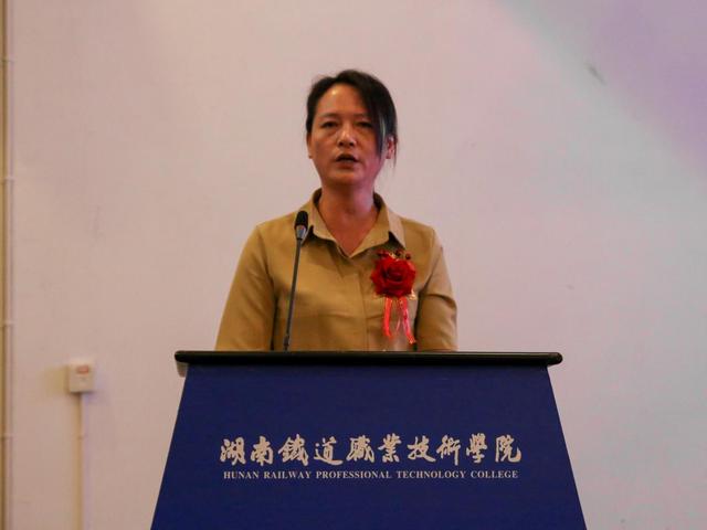 ＂明德  弘毅  博学  笃行＂湖南铁道职业技术学院校训，明德实验双语学校（青春毕业季 逐梦新征程）