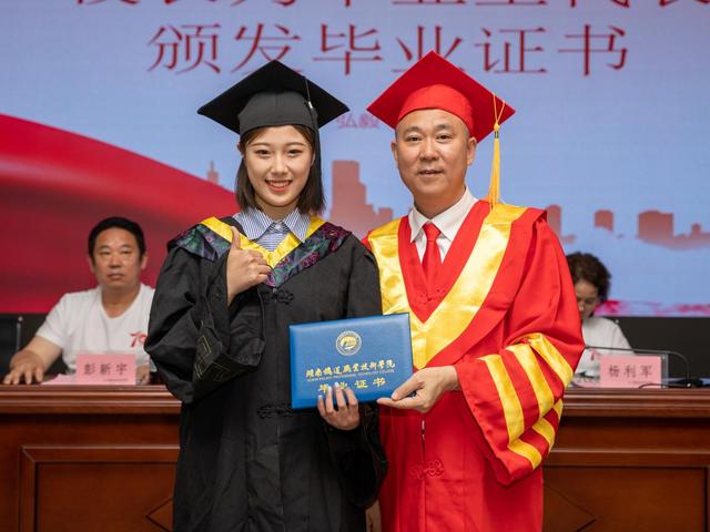 ＂明德  弘毅  博学  笃行＂湖南铁道职业技术学院校训，明德实验双语学校（青春毕业季 逐梦新征程）