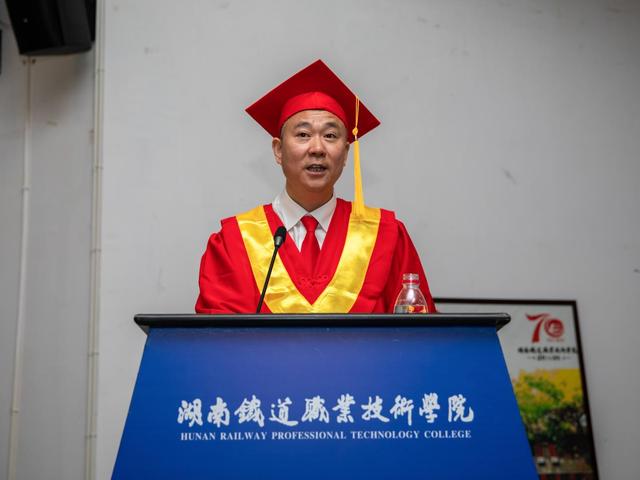 ＂明德  弘毅  博学  笃行＂湖南铁道职业技术学院校训，明德实验双语学校（青春毕业季 逐梦新征程）