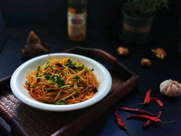 土豆丝做法详细步骤，土豆丝做法详细步骤图片（简单好吃的酸辣土豆丝）