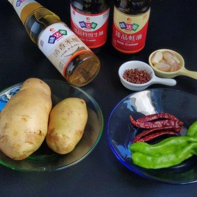 土豆丝做法详细步骤，土豆丝做法详细步骤图片（简单好吃的酸辣土豆丝）