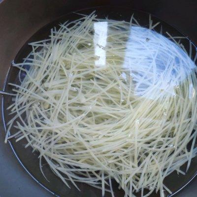 土豆丝做法详细步骤，土豆丝做法详细步骤图片（简单好吃的酸辣土豆丝）