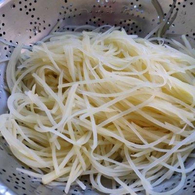 土豆丝做法详细步骤，土豆丝做法详细步骤图片（简单好吃的酸辣土豆丝）