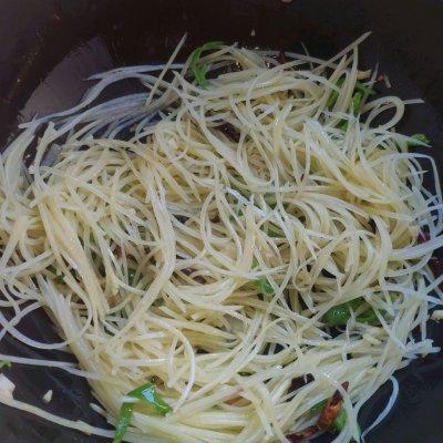 土豆丝做法详细步骤，土豆丝做法详细步骤图片（简单好吃的酸辣土豆丝）