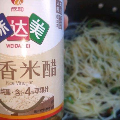 土豆丝做法详细步骤，土豆丝做法详细步骤图片（简单好吃的酸辣土豆丝）