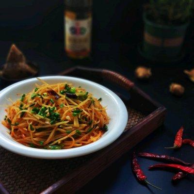 土豆丝做法详细步骤，土豆丝做法详细步骤图片（简单好吃的酸辣土豆丝）