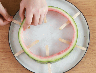 西瓜可以怎么吃，什么样西瓜最甜最好吃（来块不一样的“西瓜”消消暑吧）