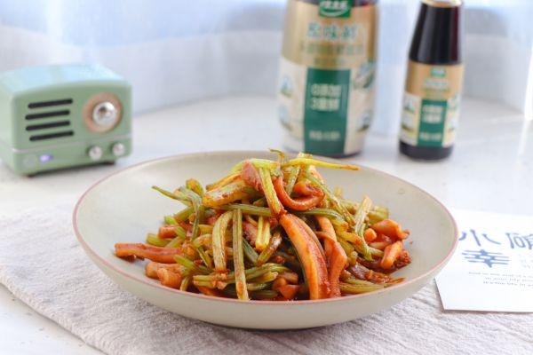 芹菜炒鱿鱼做法，鱿鱼炒芹菜怎么做好吃又简单（#仙女们的私藏鲜法大PK#芹菜炒鱿鱼）