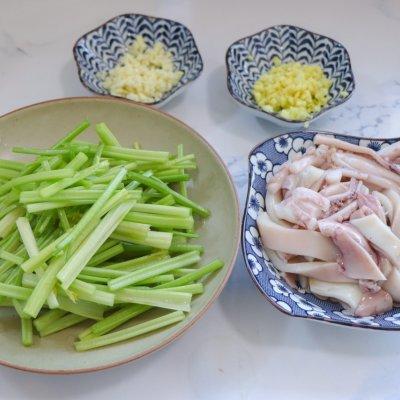 芹菜炒鱿鱼做法，鱿鱼炒芹菜怎么做好吃又简单（#仙女们的私藏鲜法大PK#芹菜炒鱿鱼）