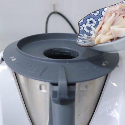 芹菜炒鱿鱼做法，鱿鱼炒芹菜怎么做好吃又简单（#仙女们的私藏鲜法大PK#芹菜炒鱿鱼）