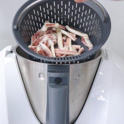 芹菜炒鱿鱼做法，鱿鱼炒芹菜怎么做好吃又简单（#仙女们的私藏鲜法大PK#芹菜炒鱿鱼）