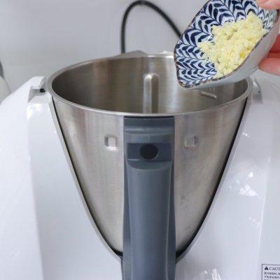 芹菜炒鱿鱼做法，鱿鱼炒芹菜怎么做好吃又简单（#仙女们的私藏鲜法大PK#芹菜炒鱿鱼）