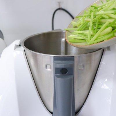 芹菜炒鱿鱼做法，鱿鱼炒芹菜怎么做好吃又简单（#仙女们的私藏鲜法大PK#芹菜炒鱿鱼）