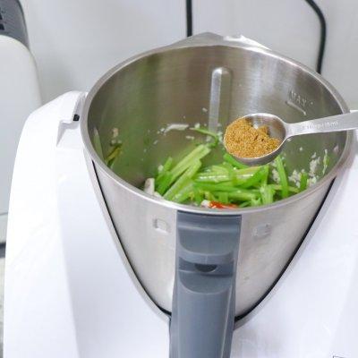 芹菜炒鱿鱼做法，鱿鱼炒芹菜怎么做好吃又简单（#仙女们的私藏鲜法大PK#芹菜炒鱿鱼）