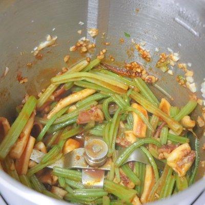 芹菜炒鱿鱼做法，鱿鱼炒芹菜怎么做好吃又简单（#仙女们的私藏鲜法大PK#芹菜炒鱿鱼）