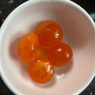 孕妇可以吃咸蛋黄吗，哪些人不适宜吃咸蛋黄（最好吃的自制咸蛋黄叉烧做法）