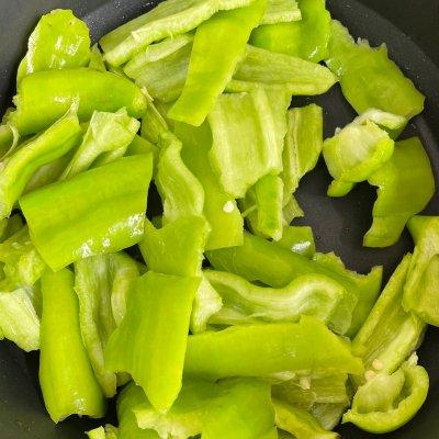 炒扇贝怎么做，好吃下饭的超级下饭菜青椒炒扇贝