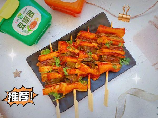 怎样做烤豆皮，怎么做烤豆皮（成就招牌美味#夏天是属于辣椒豆皮串串的季节）