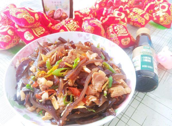 大耳毛怎么做好吃，毛木耳的做法（#仙女们的私藏鲜法大PK#可以瘦身减肥的毛木耳炒肉）