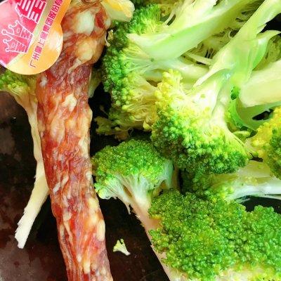 辣肠和什么一起炒好吃，腊肠炒什么好吃（迷倒全家的西兰花炒腊肠）