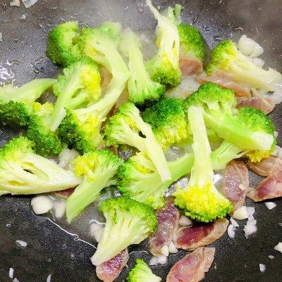 辣肠和什么一起炒好吃，腊肠炒什么好吃（迷倒全家的西兰花炒腊肠）