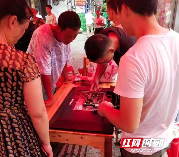 邵阳感恩有您家电维修 邵阳县个私协城关分会党支部开展“学史力行”免费为群众维修电器活动