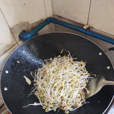 猪大肠炒什么好吃，猪大肠怎么炒又嫩又好吃（原来猪大肠炒豆芽才是真正的米饭杀手）