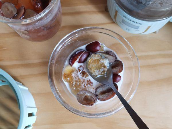 桃胶的食用方法，桃胶食用方法（吃货们决不能错过的美容养生一步到位DE红枣牛奶桃胶）