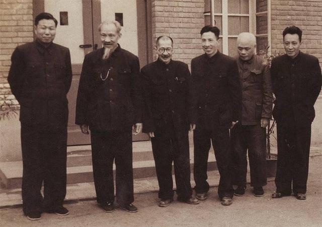 新月派代表人物，闻一多什么代表人物（青铜器专家、新月派代表诗人……《陈梦家先生编年事辑》全面还原天才学者陈梦家）