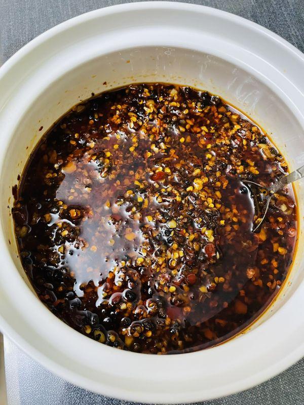 农村辣椒黄豆酱的做法，新鲜辣椒黄豆酱的做法（学会在家做简单版木姜子辣椒酱）