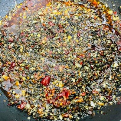 农村辣椒黄豆酱的做法，新鲜辣椒黄豆酱的做法（学会在家做简单版木姜子辣椒酱）