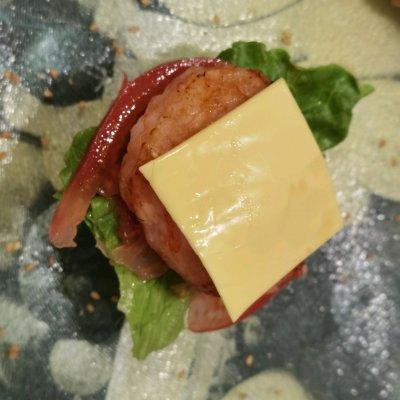 汉堡里面是沙拉酱还是千岛酱，汉堡用的沙拉酱是哪种（这道快手菜虾肉小汉堡你一定要学会）