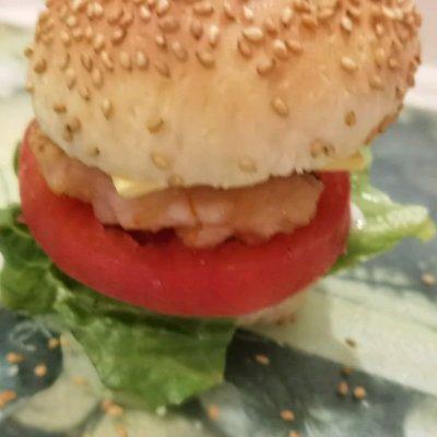 汉堡里面是沙拉酱还是千岛酱，汉堡用的沙拉酱是哪种（这道快手菜虾肉小汉堡你一定要学会）