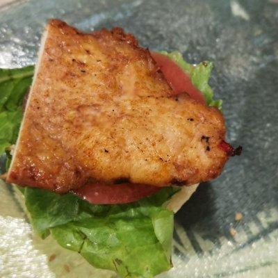 汉堡里面是沙拉酱还是千岛酱，汉堡用的沙拉酱是哪种（这道快手菜虾肉小汉堡你一定要学会）