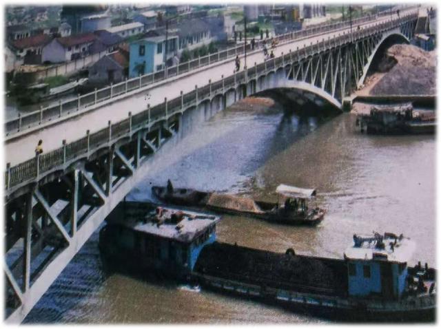 什么是桁架拱桥，桁架桥属于梁桥吗（金山这座有名的大桥）