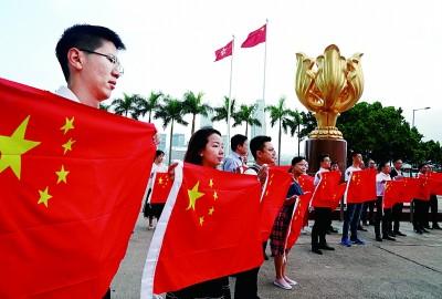 香港的官方语言是中文还是英文，人心回归，根在中华文化认同