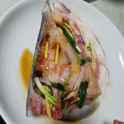 鱼头蒸多少分钟是最合适的，鱼头蒸多少分钟（蒜香蒸鱼头最经典的做法）