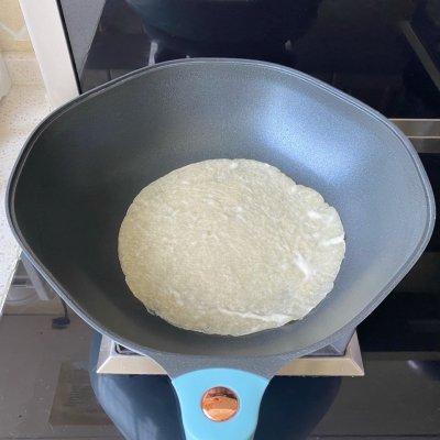 怎样做鸡蛋手抓饼，鸡蛋手抓饼的做法视频教程（5分钟快手早餐）