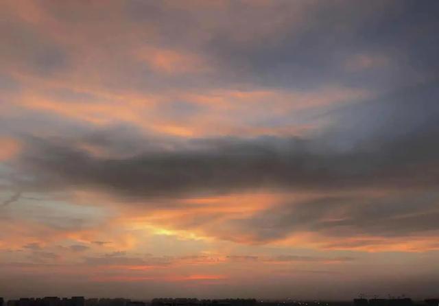 唯美紫色天空背景图，浅紫色天空背景图（夏日的傍晚原来可以这么美~）