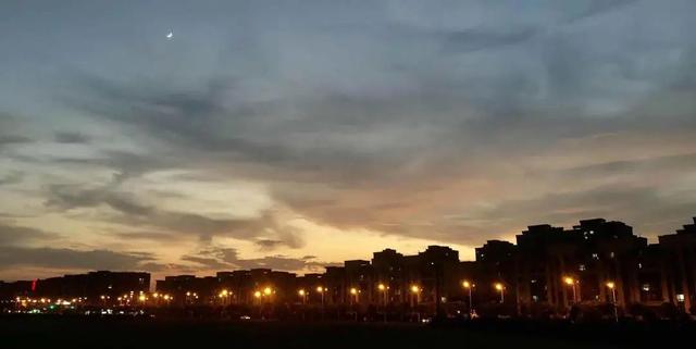 唯美紫色天空背景图，浅紫色天空背景图（夏日的傍晚原来可以这么美~）