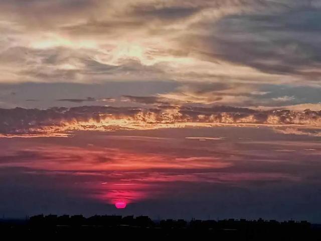 唯美紫色天空背景图，浅紫色天空背景图（夏日的傍晚原来可以这么美~）