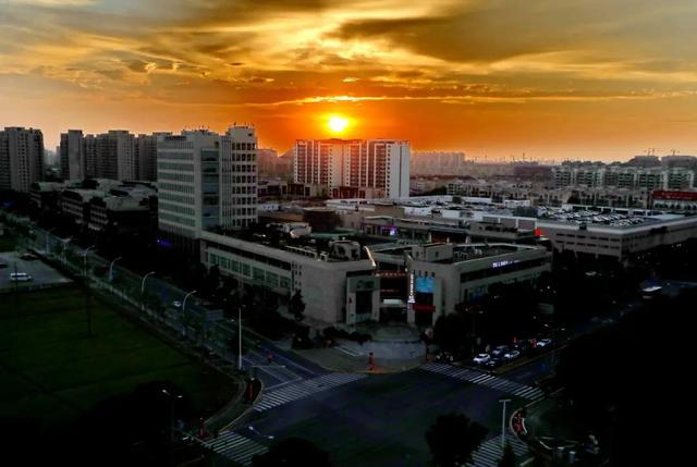 唯美紫色天空背景图，浅紫色天空背景图（夏日的傍晚原来可以这么美~）