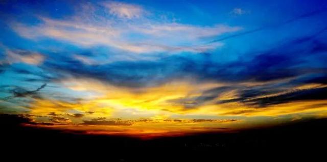 唯美紫色天空背景图，浅紫色天空背景图（夏日的傍晚原来可以这么美~）