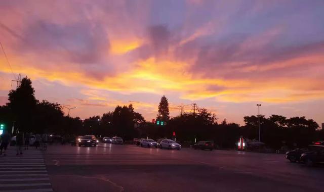 唯美紫色天空背景图，浅紫色天空背景图（夏日的傍晚原来可以这么美~）