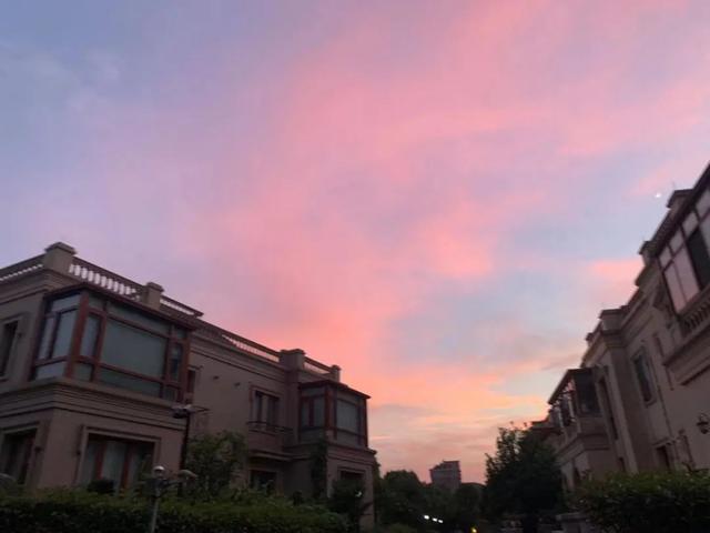 唯美紫色天空背景图，浅紫色天空背景图（夏日的傍晚原来可以这么美~）