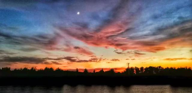 唯美紫色天空背景图，浅紫色天空背景图（夏日的傍晚原来可以这么美~）